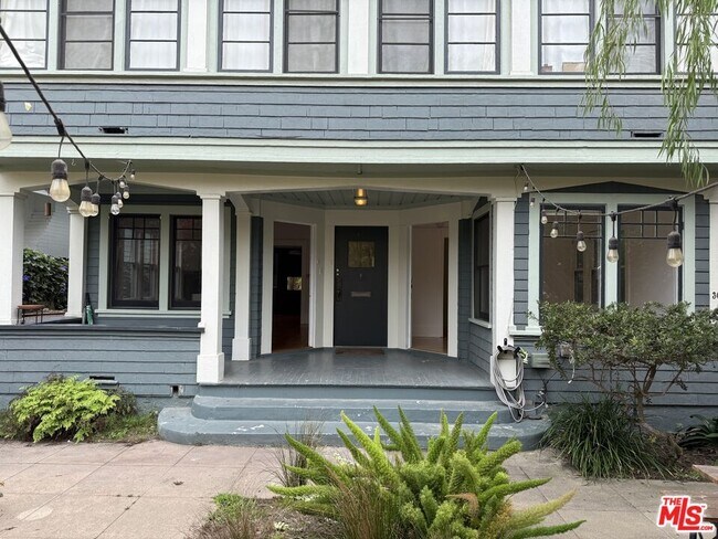 Foto del edificio - 30 Breeze Ave