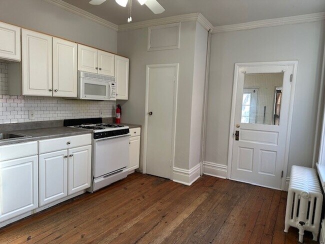 Foto del edificio - Welcome to this 3 Story 1 Bedroom 2 Bonus ...