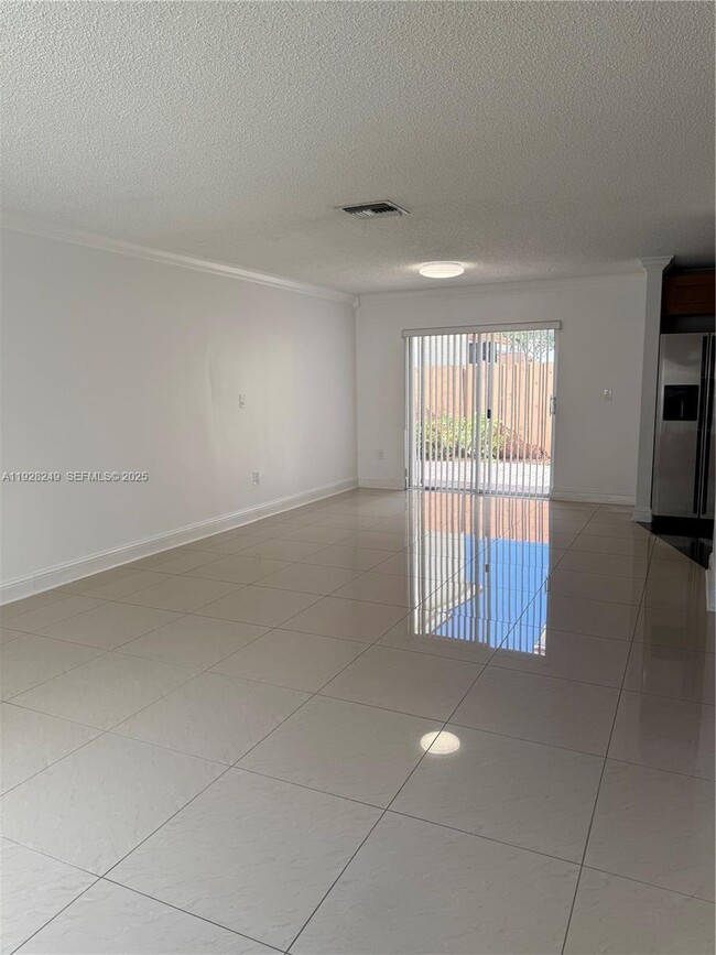 Foto del edificio - 5588 NW 102nd Ct