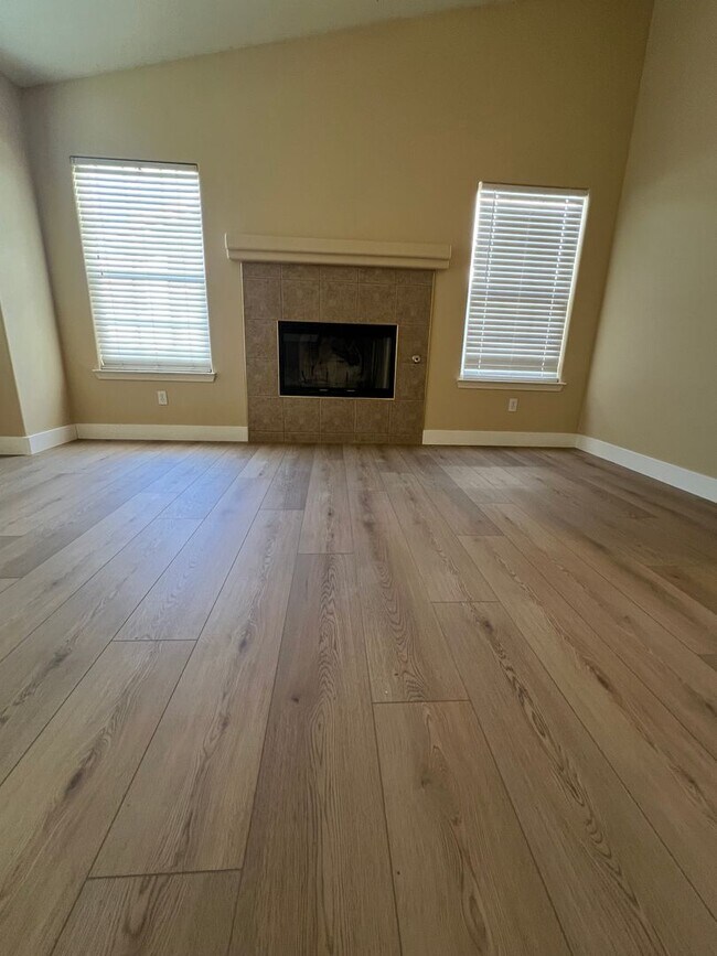 Foto del edificio - 4205 Serene Oak Dr