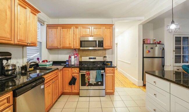 Building Photo - Renovated 6-Bed, 2-Bath Apartment Near Nor...