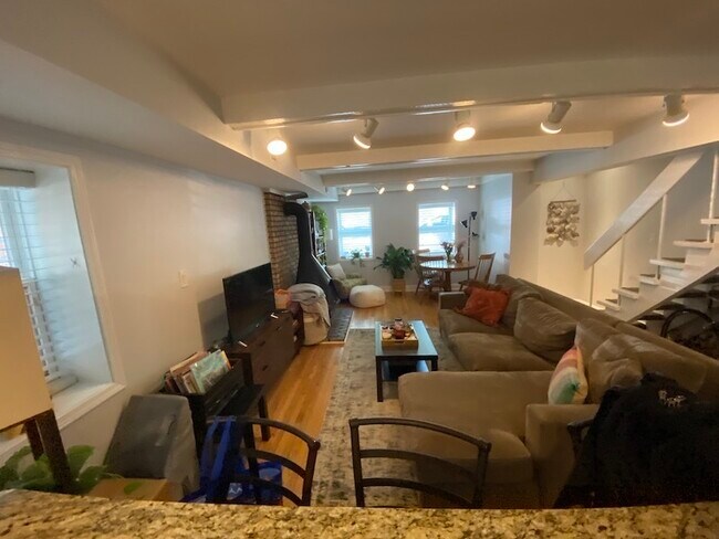 Foto del edificio - 347 W Dickens Ave