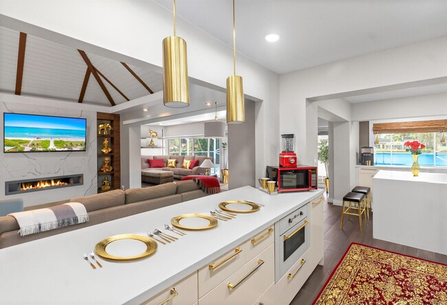 Building Photo - 6106 Royal Poinciana Ln