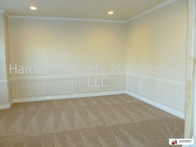 Building Photo - 413 W Two Rivers Dr
