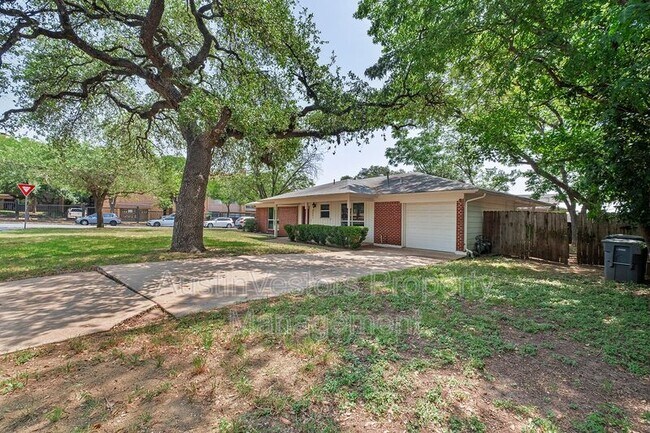 Foto del edificio - 8801 Camelia Ln