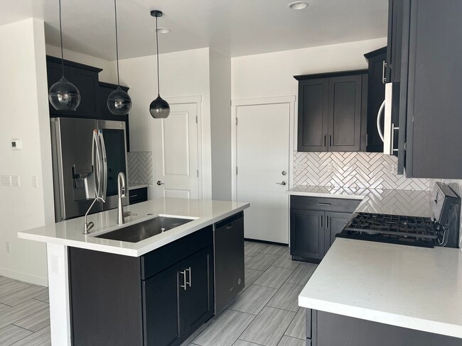 Building Photo - gated community 4 bed 2 bath home