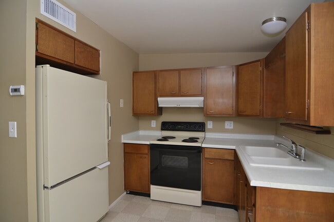 Building Photo - Charming 1 Bedroom 1 Bath Town home! South Tucson Location!