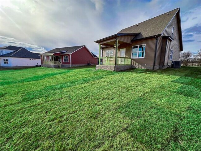 Foto del edificio - 3 bedrooms almost brand new house