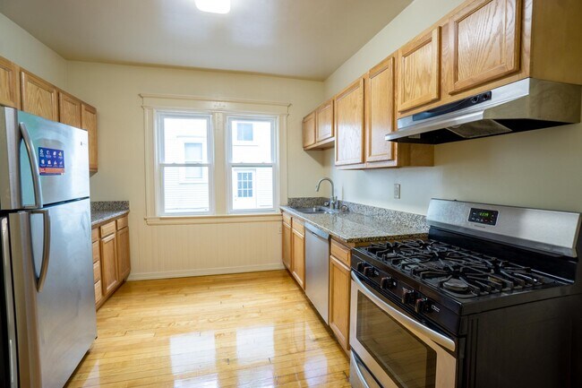 Building Photo - 833 Sumner Ave