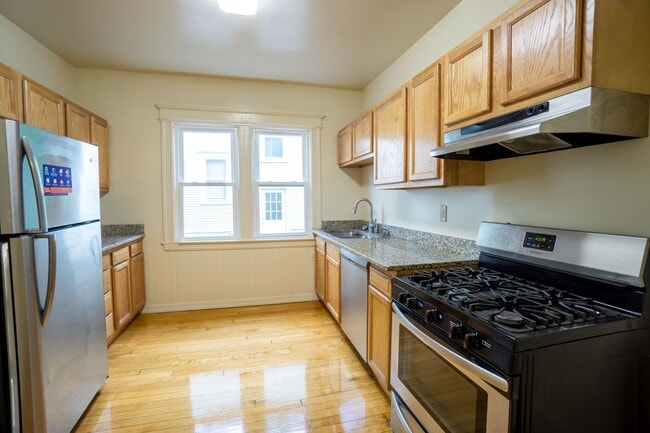 Building Photo - Newly Renovated 3 Blocks From ESF and SU C...