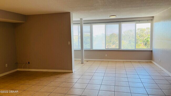 Foto del edificio - 732 N Halifax Ave