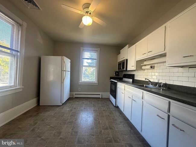 Building Photo - 165 S Main St