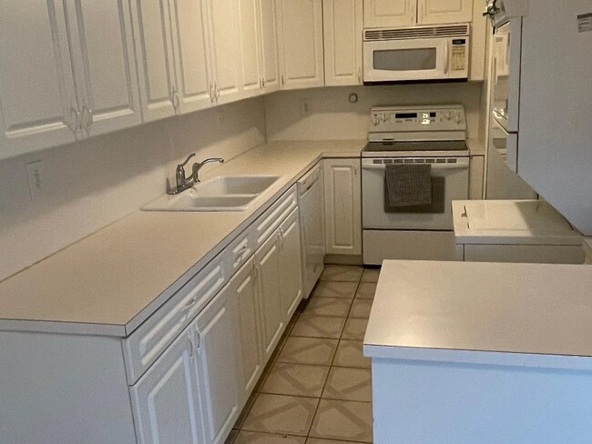 Building Photo - 5900 SW 127th Ave