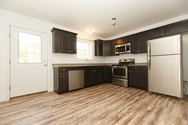 Foto del edificio - 136 Hodgdon Rd