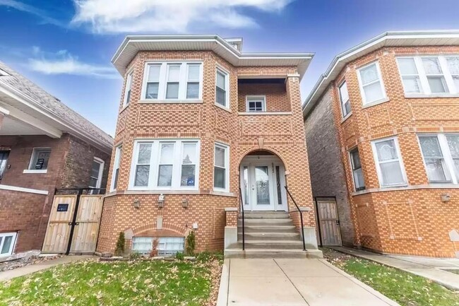 Building Photo - 6422 S Maplewood Ave