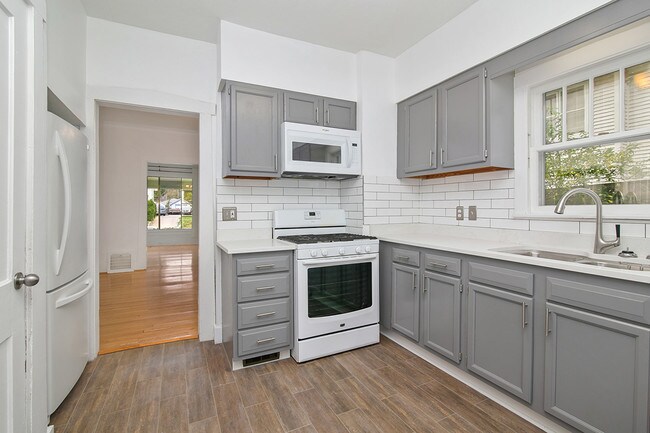 Foto del edificio - 516 Diamond Ave NE