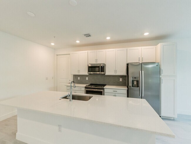 Foto del edificio - Brand New 2 bed/2.5 bath Condo 8 miles fro...
