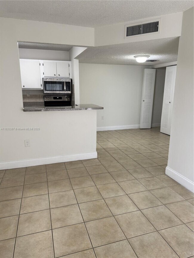 Foto del edificio - 7100 NW 179th St