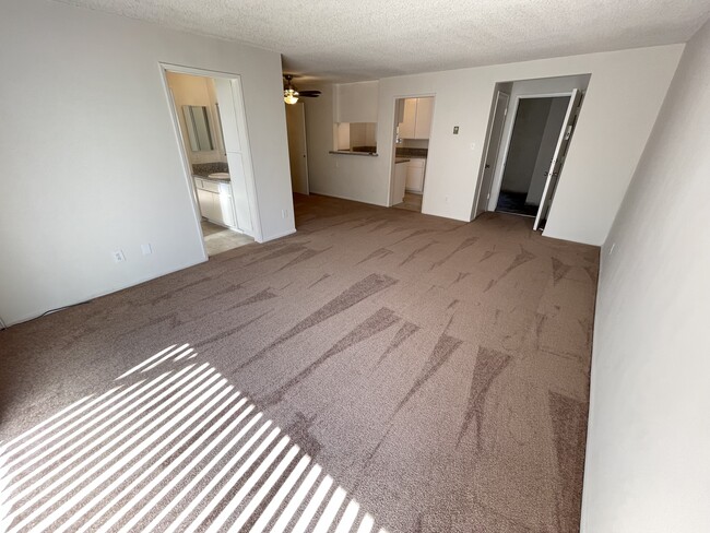 Unit Nº 14 ~ Living Room - 3775 South Canfield Avenue