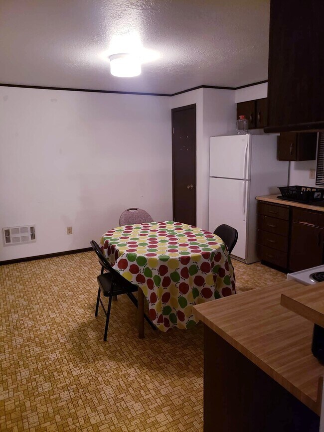 Foto del edificio - 438 E State St