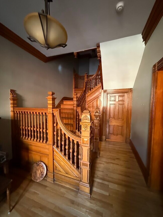 Escaleras de entrada - 4 S 4th St