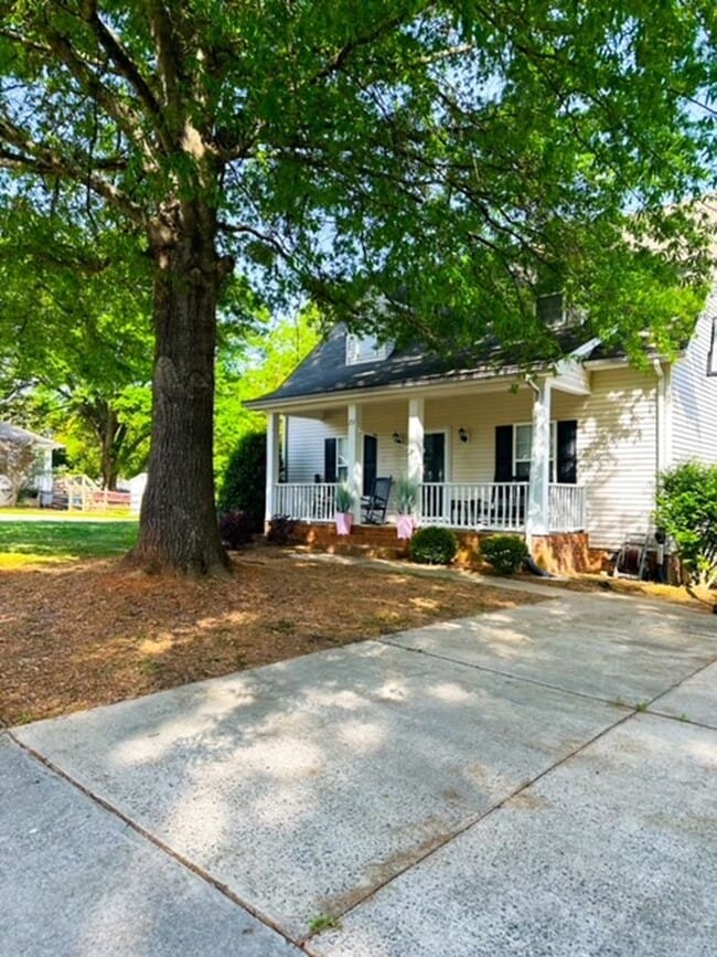 Building Photo - Corner Lot Rental in Belmont, NC!
