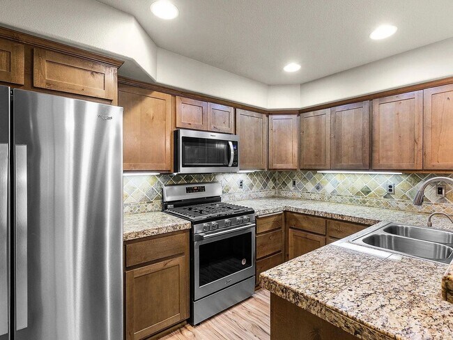 Building Photo - Charming 3 Story Townhome with AC