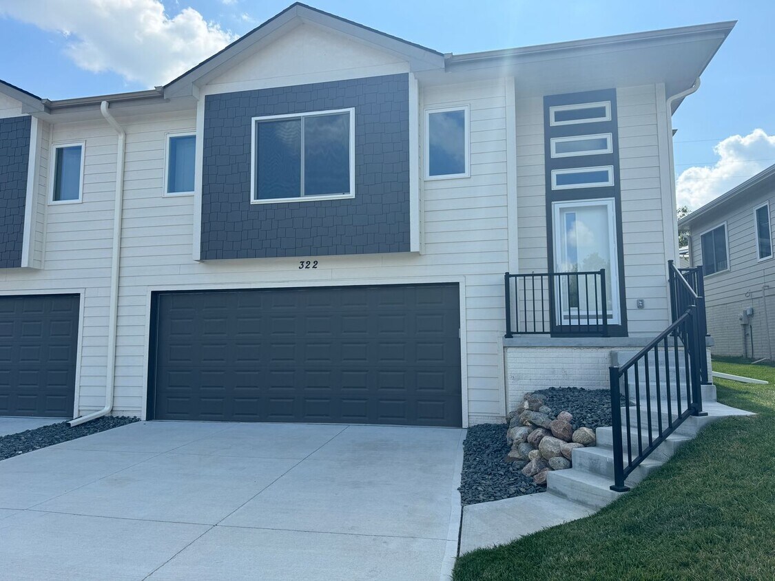 Foto principal - Luxury Bennington Townhome Ready For Move In