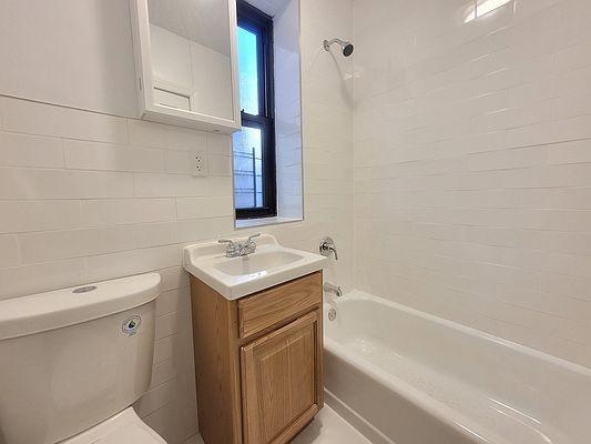 Foto del edificio - 2 bedroom in BRONX NY 10456