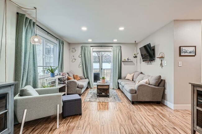 Foto del edificio - Modern Comfort Meets City Convenience in D...