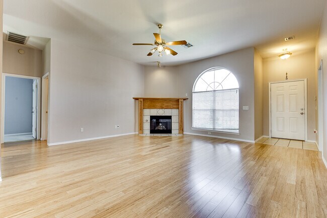 Building Photo - Edmond Schools + 4 bedrooms