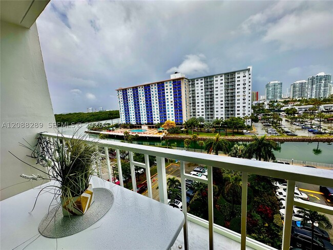 Foto del edificio - 500 Bayview Dr