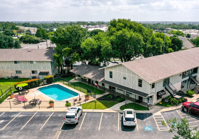 Swimming Pool & Leasing Office - RiverStone Apartment Homes