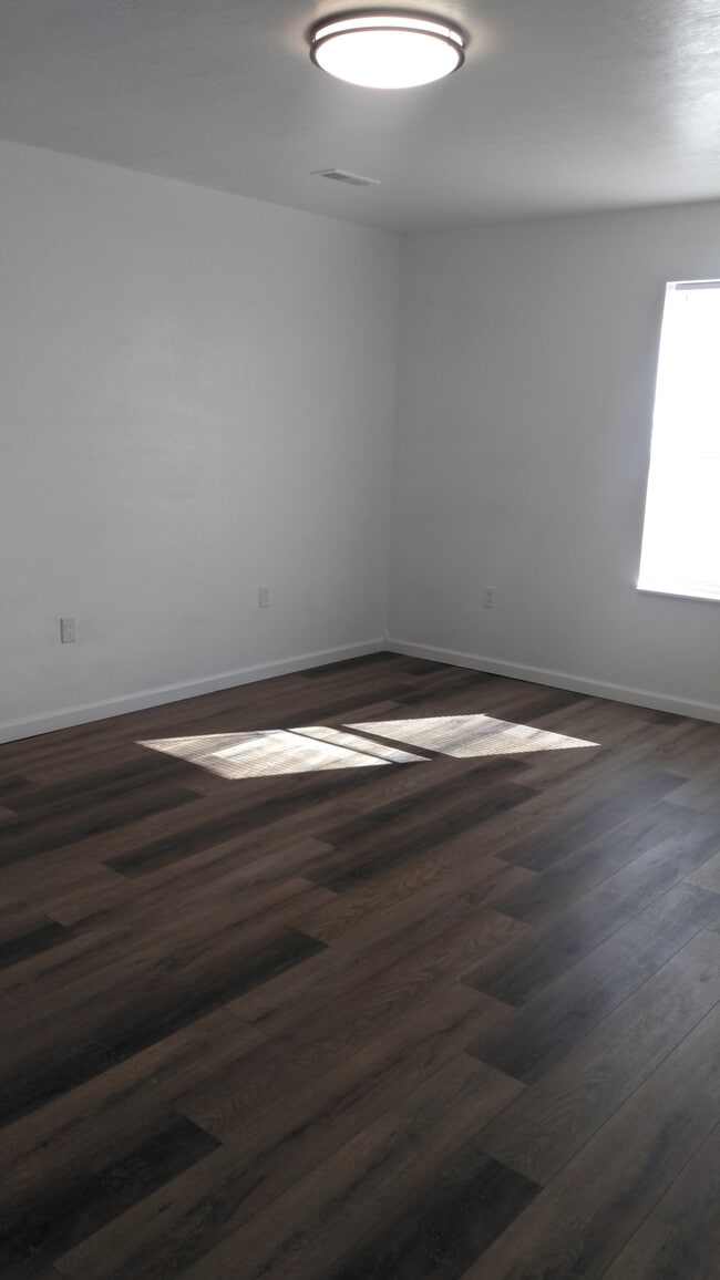 Building Photo - 513 Apple St