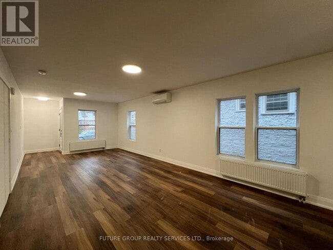 Photo du bâtiment - 4876-4876 Simcoe St