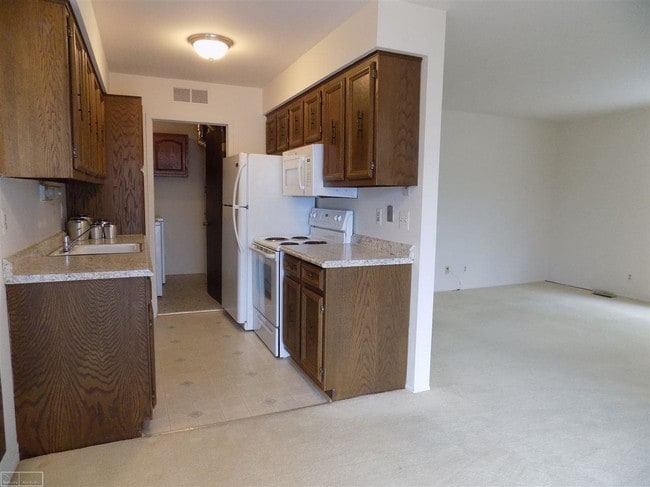 Building Photo - 24374 Meadowbridge Dr