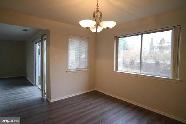 Building Photo - 102 Greenridge Cir