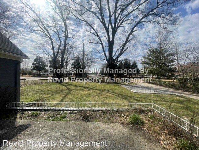 Building Photo - 4 br, 3 bath House - 3742 Poplar Ave.