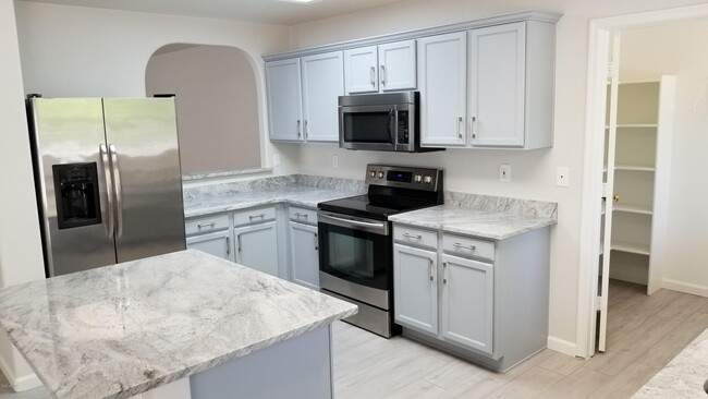 Building Photo - 4102 E Hide Trail