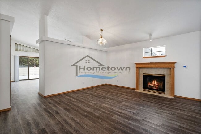 Building Photo - Lovely 3 Bedroom 2 Bath Home w/ 2 Car Gara...
