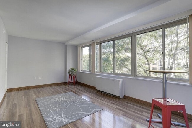 living space w/o furniture - 922 24th St NW (Washington, DC) Apartment