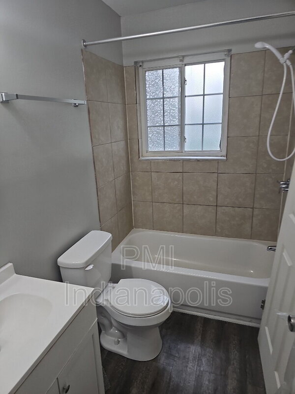 Foto del edificio - 6240 E 11th St
