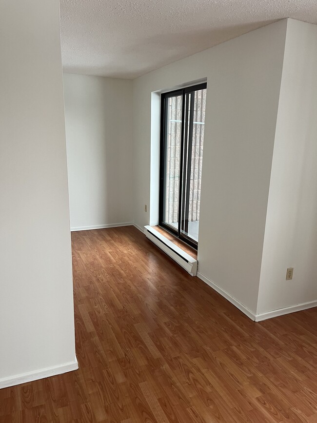 Building Photo - 2 bedroom + Den - Utilities Included -152 ...