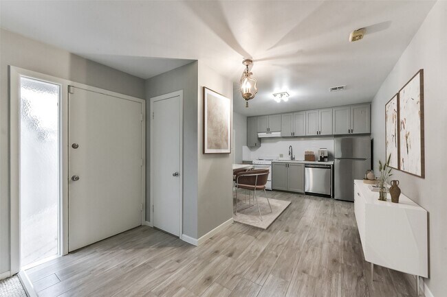 Foto del edificio - 6305 Deerwood Rd