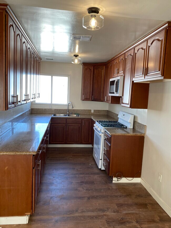 Foto del edificio - 6838 Winnetka Ave