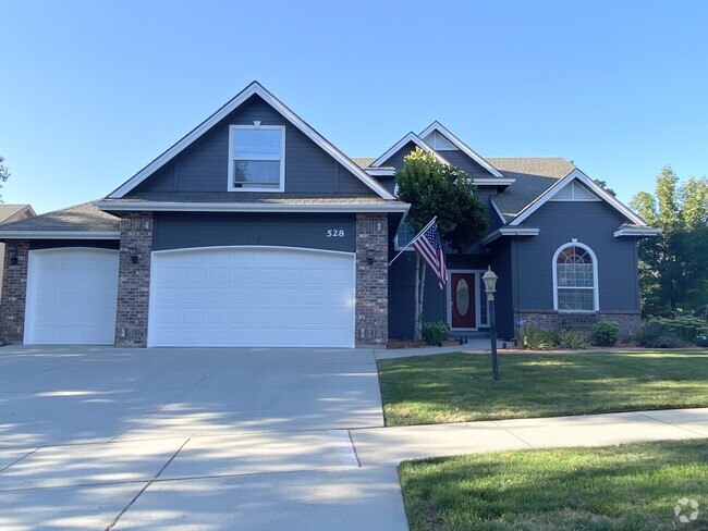 Building Photo - 528 E Knoll Dr
