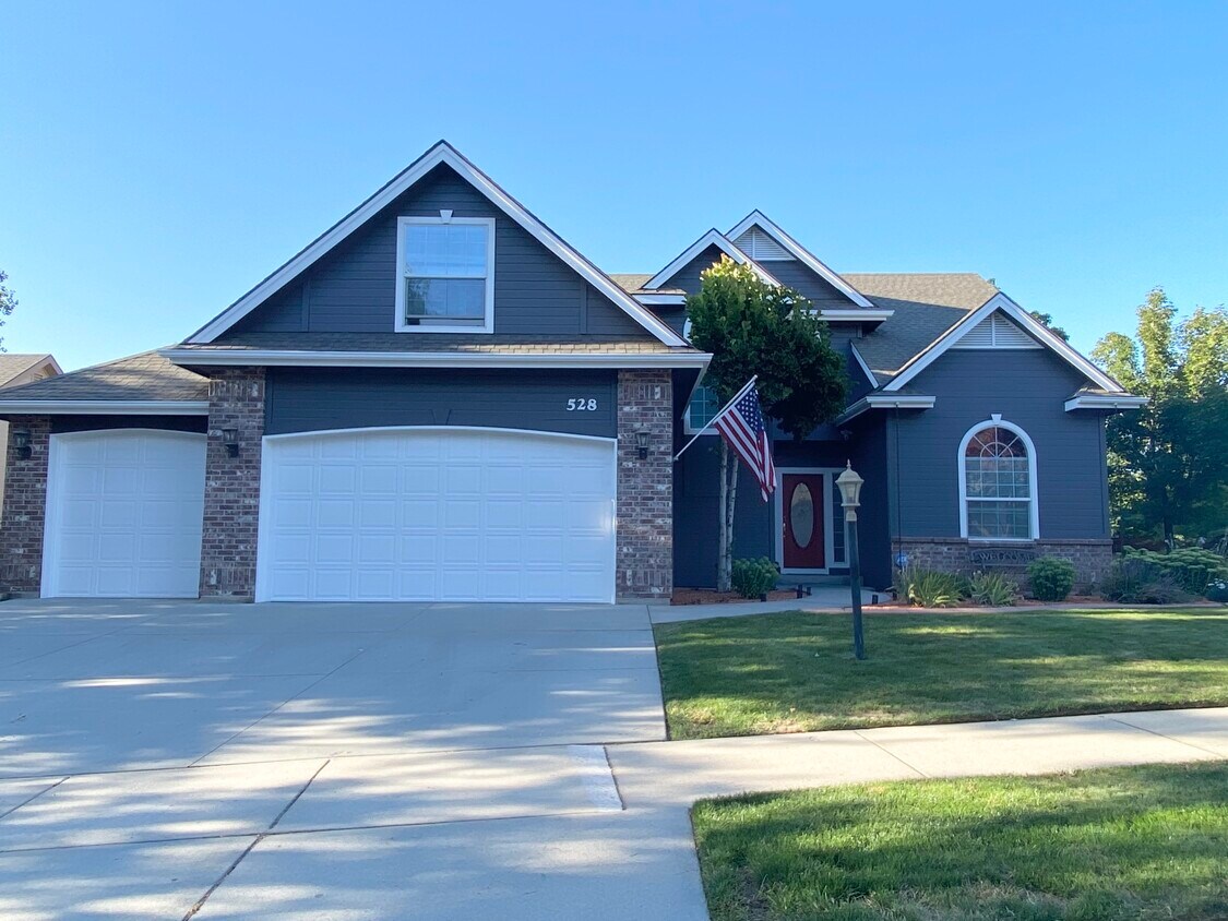 Front - 528 E Knoll Dr