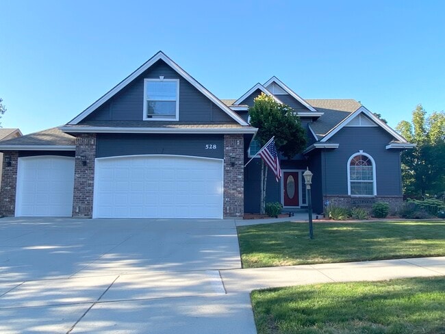 Building Photo - 528 E Knoll Dr