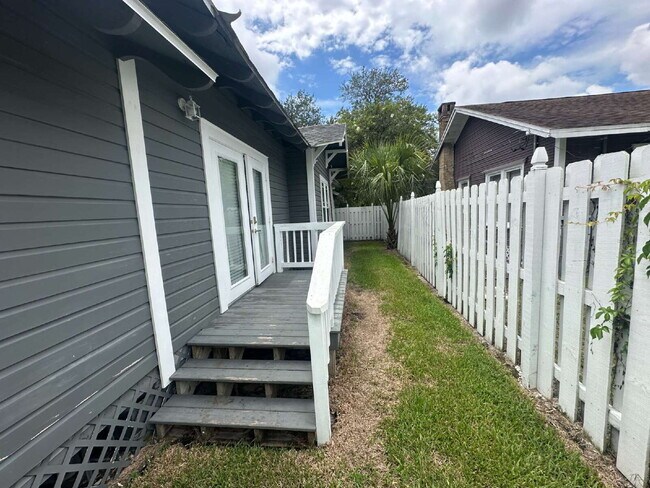 Foto del edificio - Beutifully Updated 2 Bedroom Home in Dixieland Community in South Lakeland