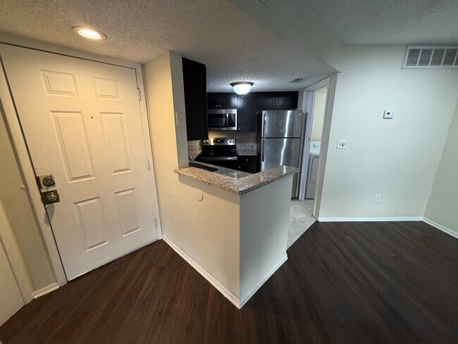 Building Photo - 1916 Lake Atriums Cir